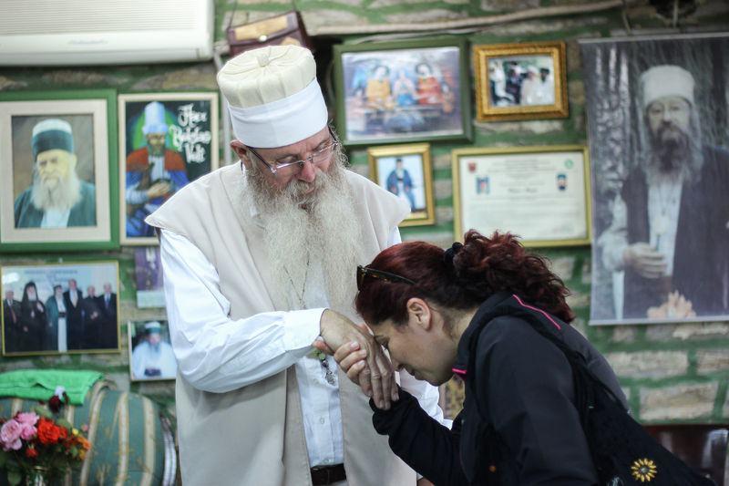 <p>Kent merkezine uzak tekkenin yaklaşık 24 bin metrekarelik alanında mescit, misafirhane, şadırvan, aşevi, kervansaray, kışla, nöbetçi kulesi, imam evi, zikir odası ve aslan yüzüne benzeyen bir işlemesi olan bir çeşme bulunuyor.</p>
<p> </p>
