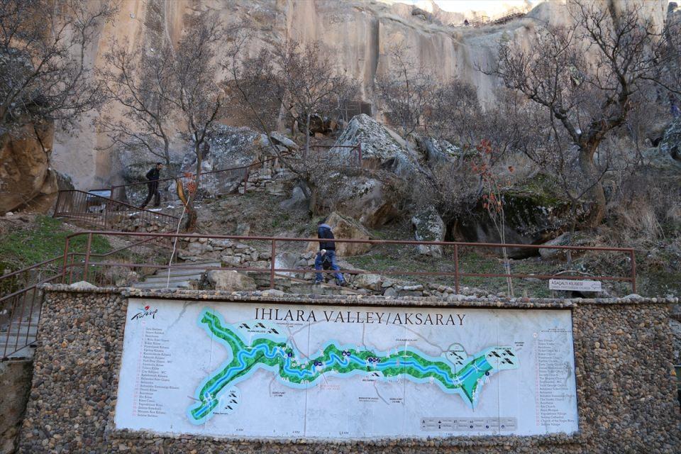 <p>Aynı zamanda Ihlara Vadisi, trekking için uygun bir alanıdır. Özellikle son dönemde yapılan düzenlemelerle Ihlara Vadisi'ne gelen turistler, merdivenlerden aşağıya indikten sonra uzun mesafeli yürüyüşleri tercih etmeye başladı. Buraya gelen turistler, 4, 7 ve 14 kilometrelik farklı parkurları kullanarak Belisırma köyü ve Selime'ye kadar yürüyor.''</p>
