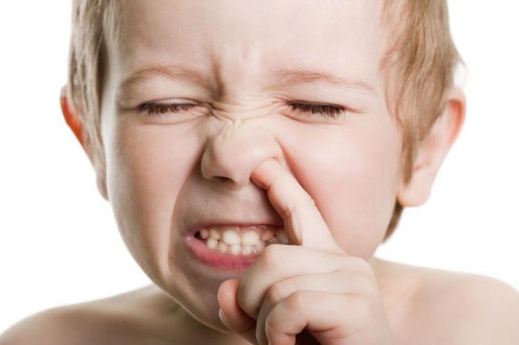 <p>2-3 yaş civarındaki çocukların kendisini, organlarını ve özelliklerini tanımak için burnunu karıştırdığı düşünülebilir.</p>
