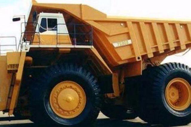 <p>Üstteki fotoğraftaki kamyon, dünyanın en büyüklerinden. 13.36 metre uzunluğunda, 7.78 metre genişliğinde ve tam 6.65 metre yüksekliğinde.</p>
<p></p>