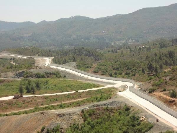<p>TOKİ Başkanı Ergün Turan Suriye sınırına yapılan güvenlik duvarının bitmek üzere olduğunu söyledi.</p>
