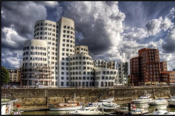 <p>Almanya - Gehry Binası - Düsseldorf</p>
