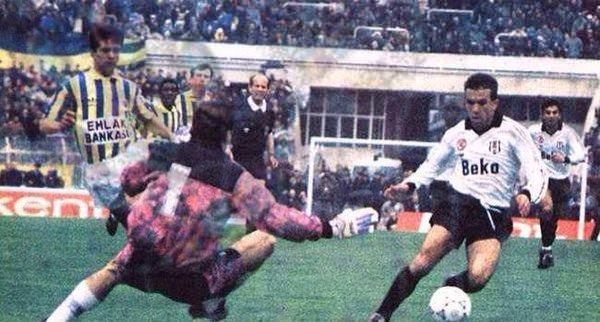 <p>Şifo Mehmet'in Fenerbahçe savunmasını zorladığı anlar (1992)</p>