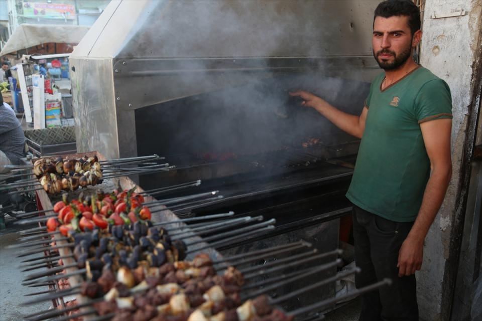 <p>Kebabıyla meşhur Bab'ta kebapçılar, iftara doğru tezgahlarını açarak sipariş almaya başlıyor. </p>

<p> </p>
