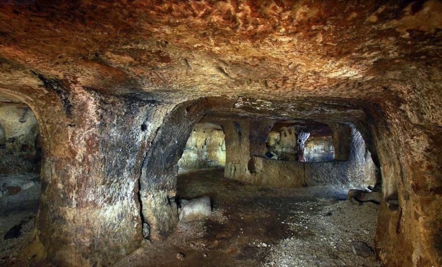 <p>Nevşehir'de ortaya çıkarılan yeraltı şehriyle ilgili çarpıcı bilgiler veren Doç. Dr. Çakır, konuyla ilgili olarak 2014 yılında şunları söylemişti:</p>
<p> </p>
