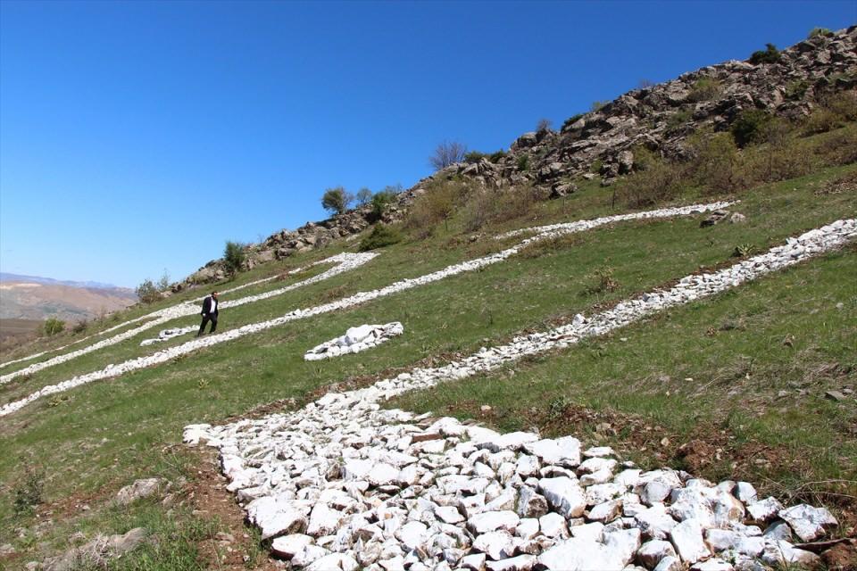 <p>Ergün, "Başka bir tepe var köyümüzde, ona da yazacağım. Ölene kadar yazacağım, Palu'nun her tarafını ismiyle, fotoğraflarıyla donatacağım. Sayın Cumhurbaşkanımıza ne yapsak azdır.<br />
<br />
<br />
<a href="http://video.haber7.com/video-galeri/89974-erdogan-sevgisiyle-bakin-neler-yapti" target="_blank"><span style="color:rgb(255, 215, 0)">HABERİN VİDEOSUNU İZLEMEK İÇİN TIKLAYIN...</span></a></p>