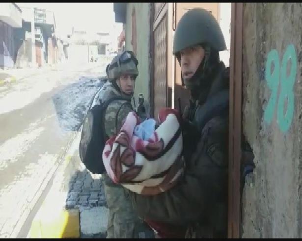 <p>millimücadele isimli sitede yer alan bilgilere göre; Zübeyde Sarı ise hissettiklerini resme dökerek duygularını ifade etmeye çalışan duyarlı vatandaşlardan biri. Çizimlerinde operasyonlar ve yaşananları konu alan Sarı’nın bir de mesajı var.</p>