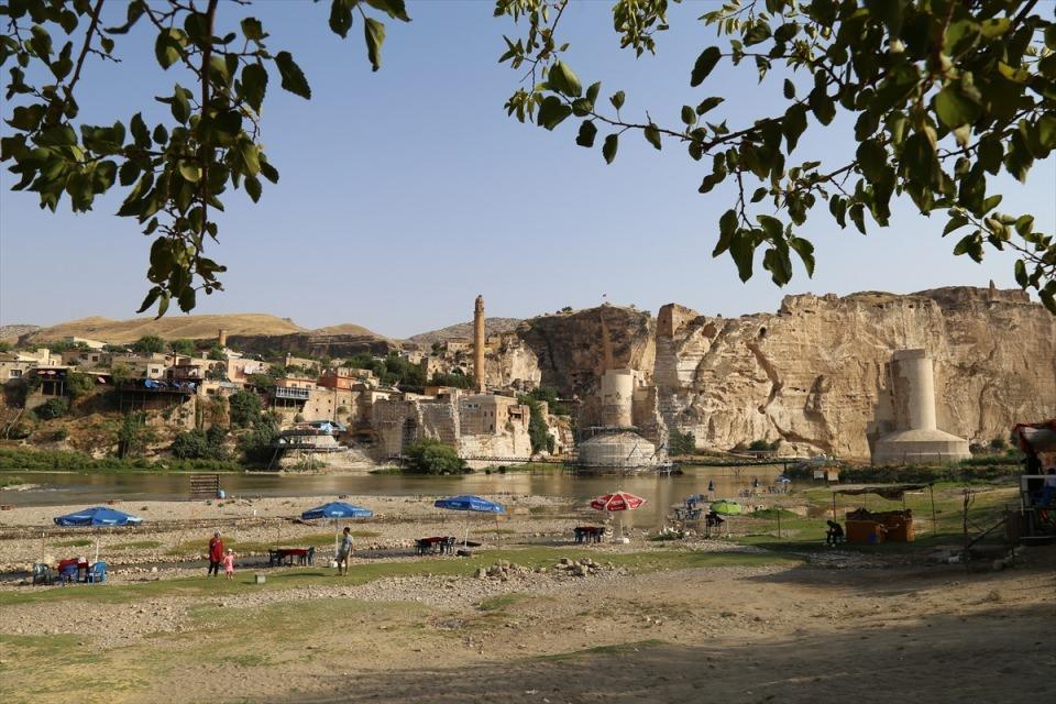 <p>Su altında kalacak kültürel varlıkların dalış turizminin yapılmasına büyük katkı sunacağını ifade eden Akdeniz, şöyle konuştu:</p>

<p> </p>
