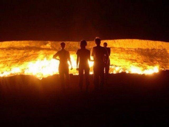 <p>Alevleri geceleri yüzlerce metre uzaktan gözüken kraterin gürültüsü de yine yüzlerce metre mesafeden duyulabiliyor. Kraterin yanına rüzgarlı havalarda pek yaklaşılamıyor.</p>

<p> </p>
