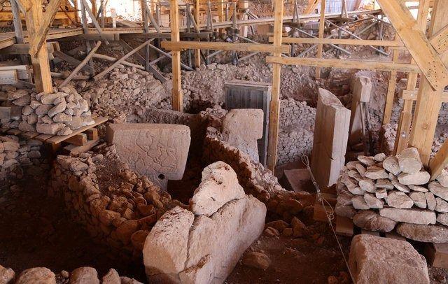 <p><strong>‘DÜNYADAKİ İLK OYULMUŞ KAFATASI OLABİLİR’</strong></p>
<p>Araştırmacılar, kafataslarındaki izlerin sergilenmek için değil, ip bağlanarak asılmasına yardımcı olmak için yapıldığını düşünüyor. </p>