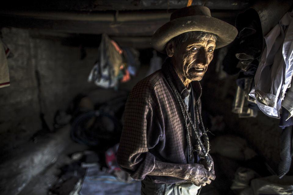 <p>Peru'nn Lima kentine 4 saat uzaklıkta bulunan 300 nufuslu Peran köyünde yaşayan 60 kişi kalıtsal körlük ile mücadele ediyor. Hastalığı taşıyan 7 ailenin kurduğu ve nüfusunun yüzde 75'inin görme kaybı yaşadığı Peran köyü, And Dağları'nın 300 metre yüksekliğinde bulunuyor. 'Tünel görüşü' olarak bilinen 'Retinitis pigmentosa' hastalığı tedavi edilemiyor.</p>
