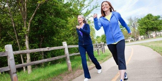 <p>Yürüyüş, bisiklet, yüzme gibi spor ve egzersizler endorfin hormonunun arttırarak regl ağrısını azaltabilir.</p>