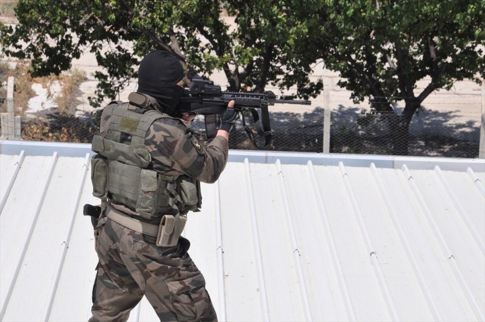 <p><strong>Üsten birçok asker tutuklandı</strong></p>

<p>FETÖ'nün darbe girişiminin ardından, aralarında Konya 3. Ana Jet Üs ve Garnizon Komutanı Hava Pilot Tümgeneral Haluk Şahar'ın da bulunduğu üste görev yapan birçok rütbeli asker tutuklanmıştı. </p>
