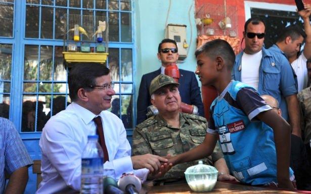 <p>Burada kendisine sevgi gösterisinde bulunan çocukları seven ve hediyeler veren Başbakan Davutoğlu, daha sonra kahvede çay içti. </p>
