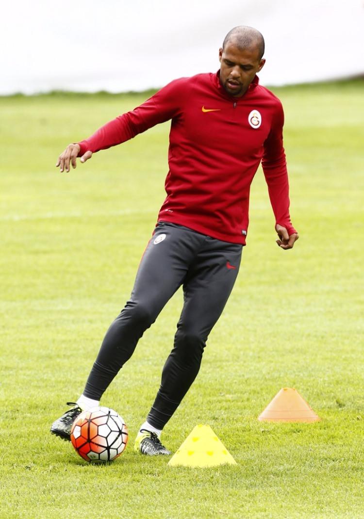 <p>2-MELO DÖNMÜYOR - Felipe Melo’nun menajeri Baster, Brezilyalı'nın İtalya’da mutlu olduğunu söyleyince bu konu kapandı.</p>