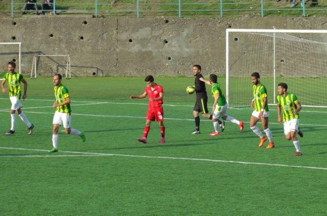 <p>Maç sırasında hakem, Ereğli Belediyesporlu bir futbolcunun düşürülmesi üzerine penaltı kararı verdi. Penaltı atışını kaleci kurtardı. </p>