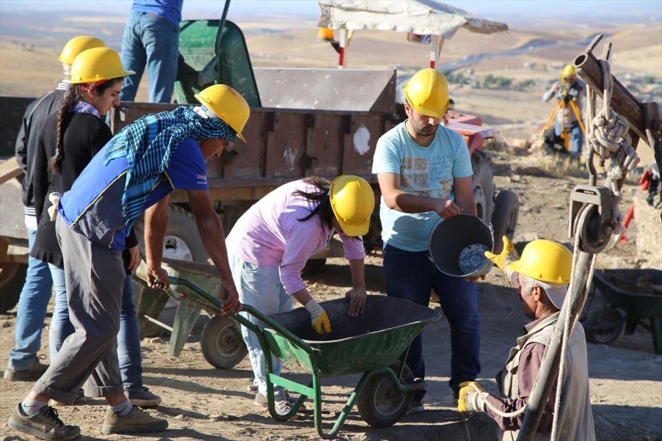 <p>Sığınağın tavanının yaklaşık 1 metre ana kayadan oluştuğunu ifade eden Coşkun, "Sığınağın sütunlarla desteklendiğini görüyoruz. Hem sağlam hem de insanların rahatlıkla barınabileceği bir alan inşaa etmişler. Savaş dönemlerinde binlerce insanın geçici olarak bu sığınakta barındığını düşünmekteyiz." dedi.</p>

<p> </p>
