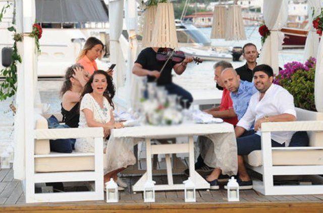 <p>Ebru Yaşar ve Necat Gülseven, Bodrum'da evliliklerinin ikinci yıl dönümünü kutladı.</p>
