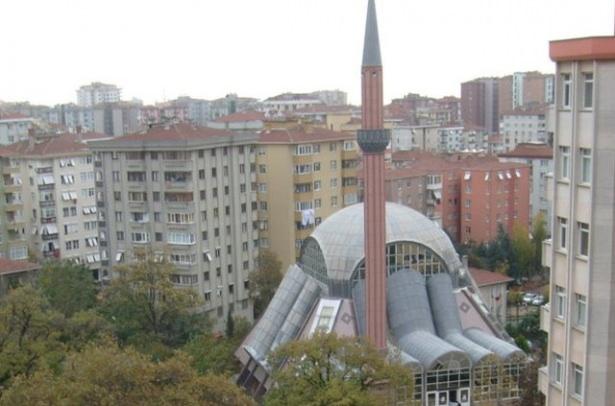 <div>Mimarlığını Prof. Dr. Şevket Sunar’ın üstlendiği eserin yapımı 1997’de tamamlandı. Kütüphaneye de sahip olan cami, günümüz şehirleşmesinde az görülür cinsten, otopark imkânına da sahip.</div>

<div> </div>
