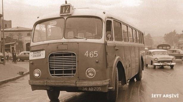 <p>1957 - Görüntüsüyle İstanbul fotoğraflarına güzellik katan sevimli Skoda, Üsküdar Meydanı'nda</p>
<p> </p>