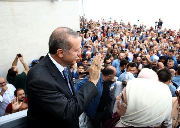 <p>Şimdi Kıble dağında da hamd olsun böyle bir mührün vurulmuş olması bizleri gerçekten mutlu etmektedir. Burada bizim medeniyetimizin inşallah bir mührü olan bu mescidimiz, camimiz var" diye konuştu.</p>