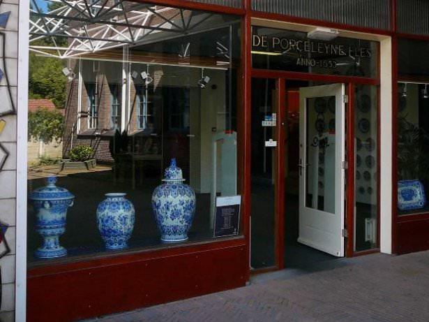 <p><strong>1653 — Royal Delft</strong><br />
Hollanda'nın çömlek üreticisi döneminin ilk yüksek ölçekli çömlek fabrikasında Hollanda'nın Delft kentinde üretim yapıyordu.</p>

