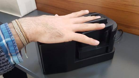 <p>Kimlik kartının bedeli nedir? <br />
<br />
2016 yılı kimlik kartı bedeli; kanunî bildirim süresi dışında doğum nedeniyle düzenlenen kimlik kartı için 16 TL, değiştirme nedeniyle düzenlenen kimlik kartı için 16 TL ve kayıp nedeniyle düzenlenen kimlik kartı için 32 TL’dir. Kimlik kartı bedeli başvuru sırasında tahsil edilir.</p>
