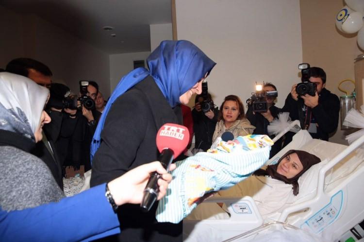 <p>Aile ve Sosyal Politikalar Bakanı Fatma Betül Sayan Kaya, Ümraniye’deki yılın ilk bebeği Mehmet Emin Uğur’u hastanede ziyaret etti. </p>
