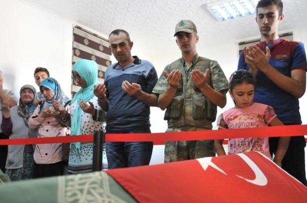 <p>Buradaki görevli komutanlardan bir süre Süleyman Şah ve türbe hakkında bilgi alan aileler, türbenin çevresini gezdikten sonra bayram izni aldıkları çocuklarıyla Şanlıurfa'ya hareket etti.</p>
<p> </p>