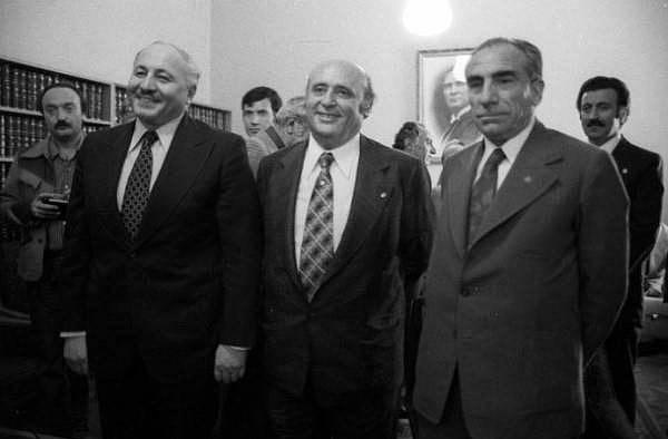 <p><strong>1975-1977/ I. Milliyetçi Cephe Hükümeti</strong></p>
<p>1. Milliyetçi Cephe Hükümeti, 31 Mart tarihinde, Süleyman Demirel başbakanlığında kurulan sağ eğilimli bir ittifak hükümetidir. Söz konusu hükümet; AP, MSP MHP ve CGP koalisyonuyla oluşturulmuş, ve CHP'nin iktidar olmasını engellemek amacıyla kurulmuştur.</p>
