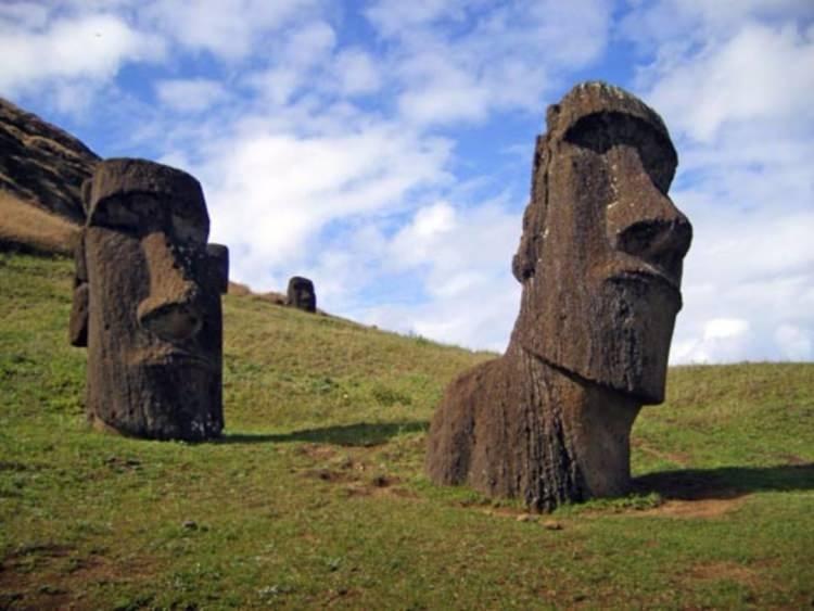 <p>Paskalya Adası Moai</p>
<p>Dünyanın en gizemli heykelleri Paskalya adasındadır. Bu heykellerin 13-16. Yüzyıllarda ada sakinleri tarafından yapıldığına inanılır. Yaklaşık bir heykel 82 ton ağırlıktadır. Bu nedenle oyulan heykellerin nasıl taşındığı bilinmemektedir. Bu heykellerin ataların yüzleri olduğu düşünülüyor. Fakat ağırlıkları ve oyulma tarzı ile ileri bir medeniyetin eseri olduğuna inanılıyor.</p>