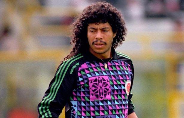 <p>RENE HIGUITA - Dünyanın tartışmasız gelmiş geçmiş en tanınmış kalecilerinden biri... Ancak bunu ona sağlayan, 3 direk arasındaki başarısından çok, cesareti ve saha içindeki renkli karakteri.</p>
<p> </p>
