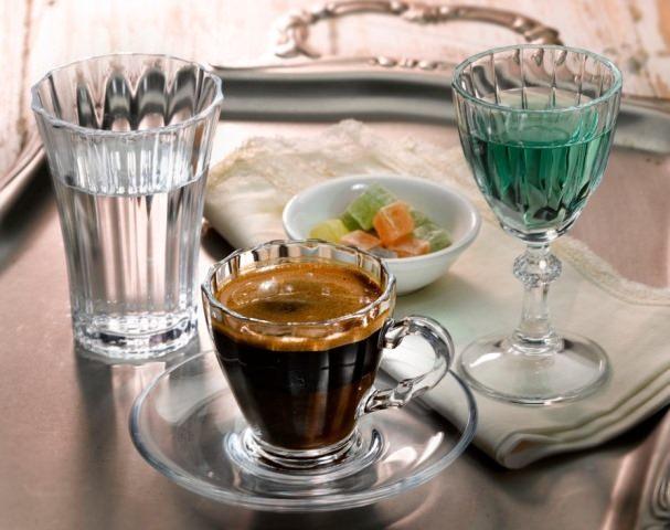 <p><strong>TÜRK KAHVESİ VE SU</strong></p>

<p>Türk kahvesi içerdiği oksalat nedeniyle böbrek taşı riskini yüzde 70 arttırır. Bu yüzden bir fincan  türk kahvesi içildiğinde yanında 2 bardak su tüketilmelidir.</p>

<p> </p>
