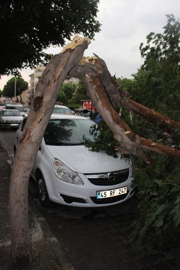 <p>Manisa</p>

<p>Burdur'da akşam saatlerinde başlayan sağanak etkili oldu. Kent merkezindeki dere taştı, şehirler arası otobüs terminalini su bastı. Belediye ekipleri tıkanan rögar ve mazgalları açmak için çalıştı.</p>
