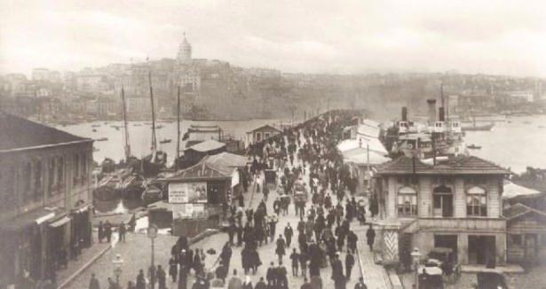 <p>Ahşap Galata Köprüsü'ne Eminönü'nden bakış (1900'lü yılların başı)</p>
