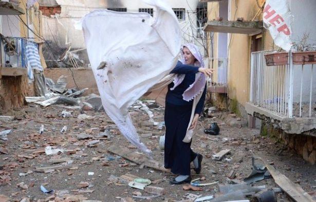 <p>Bakan ve beraberindekiler daha sonra patlamanın yaşandığı yerde incelemelerde bulundu. </p>
<p> </p>