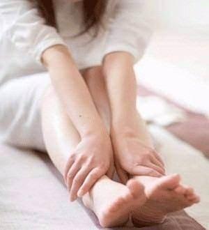 <p>Eğer ayaklarınız çok ısınıp şişiyorsa onları saatlerce soğuk suda bekletmeyin, aksine kolonya ile ovalayın. Bilekleriniz ve ayaklarınız şişmeyecektir.</p>