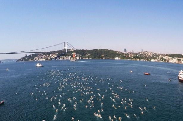 <p>Anadolu Yakası'ndan Kanlıca Vapur İskelesi önünden başlayan yarış, Avrupa Yakası'ndaki Kuruçeşme Cemil Topuzlu Parkı’nda son bulacak. Yarışlarda 49 ülkeden 1096’sı Türk, 892’si yabancı olmak üzere 1988 yüzücü katıldı.</p>
<p> </p>
