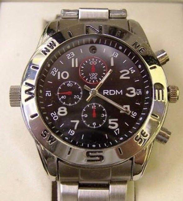 <p><strong>Casus kol saati&nbsp;</strong></p>

<p>Sıradan bir kol saatine benzese de, o da aslında gizli bir kameraya sahip. Saatin 12'yi g&ouml;sterdiği b&ouml;l&uuml;me dahil edilen casus kameralı saat, g&ouml;r&uuml;nt&uuml; dışında ses de alabiliyor.</p>
