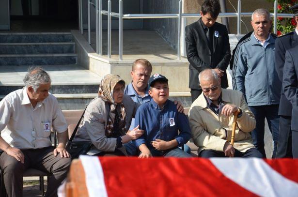 <p>Alhan i&ccedil;in emniyet binası &ouml;n&uuml;nde d&uuml;zenlenen t&ouml;rende, oğlu 10 yaşındaki G&uuml;rkan Alhan'ın, babasının a&ccedil;ılan tabutundaki y&uuml;z&uuml;ne son kez bakıp g&ouml;zyaşı d&ouml;kmesi y&uuml;rekleri burktu.</p>

<p>​</p>
