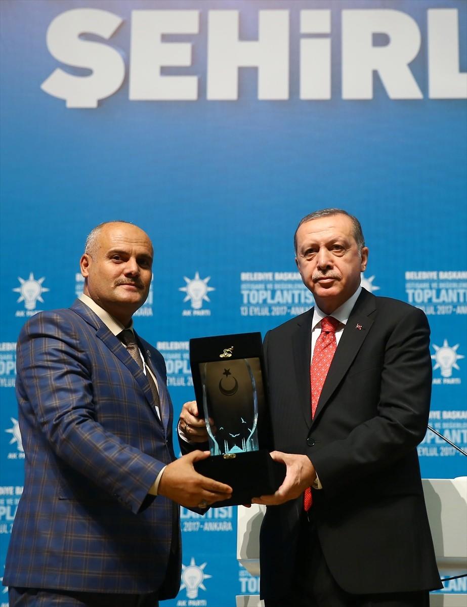<p>Muş'un Sungu Beldesi Başkanı Bedrettin Çetin ödül aldı.</p>

