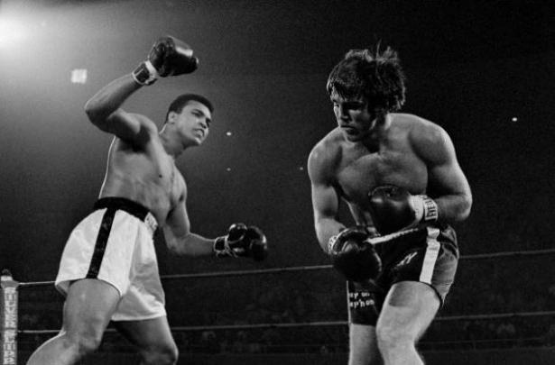 <p>Sunucu: "Hiç koruman var mı? Muhammed Ali: "Evet, var. Allah..."</p>