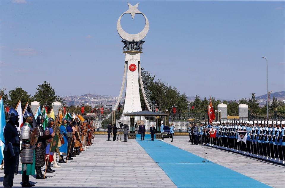 <p>Filistin Devlet Başkanı Abbas, Muhafız Alayı Tören Kıtası'nı, Türkçe "Merhaba asker" diyerek selamladı. Törende, tarihte kurulan 16 Türk devletini temsil eden bayraklar ve askerler de yer aldı.</p>
<p> </p>