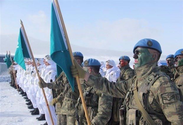 <p><strong>ZEMİN DÜZELTMESİ VE KAR TEMİZLİĞİ YAPILDI </strong></p>

<p>Tugay Komutanlığı tarafından, kar üstü aracı ile bir unsur bölgeye sevk edildi ve helikopterin iniş yapabilmesi için zemin düzeltmesi ve kar temizliği yapılarak bölge helikopter inişine uygun hale getirildi. Vatandaşın, genel maksat helikopteri ile birliğin konuşlu bulunduğu bölgeye ve müteakiben sivil ambulans ile Yüksekova Devlet Hastanesi'ne sıhhi tahliyesi gerçekleştirildi.</p>
