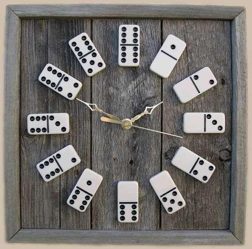 <p>Domino taşları ile şık bir saat yapabilirsiniz</p>