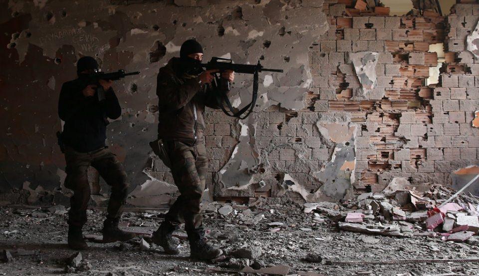 <p>Operasyonlar sırasında duvardaki bir not ise dikkatlerden kaçmadı.</p>