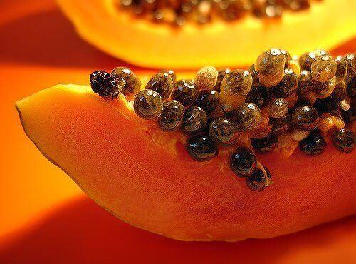 <p><strong>3- Papaya</strong><br />
<br />
Püre haline getireceğiniz papayayı, yüzünüze sürüp 15-20 dakika bekletinç Daha sonra ılık su ile durulayın</p>
