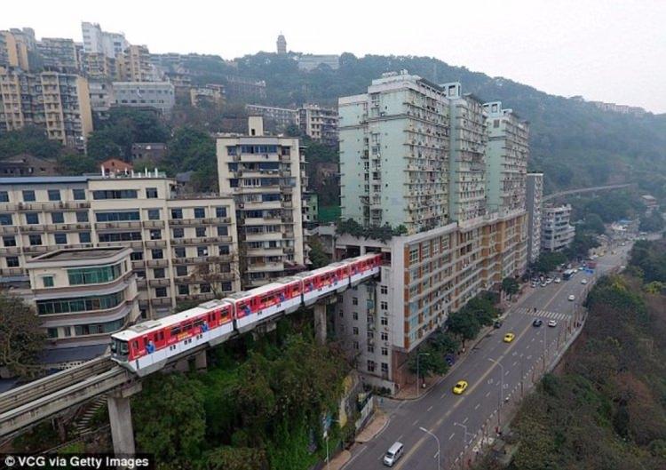 <p>Böylesi ancak Çin'de olur!</p>
<p>Çin'in Chongqing şehrine yapılan metro hattının bir bölümü, apartmanların tam ortasından geçiyor.</p>
