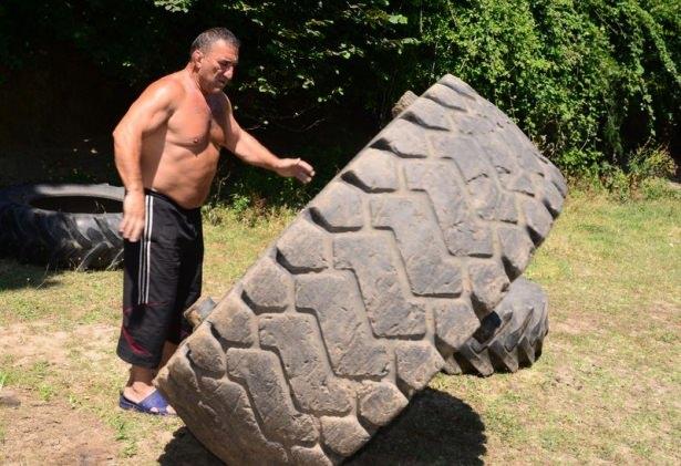 <p>57 yaşındaki Ahmet Taşçı, Kırkpınar güreşlerine 300 kiloluk lastikle hazırlanıyor.</p>