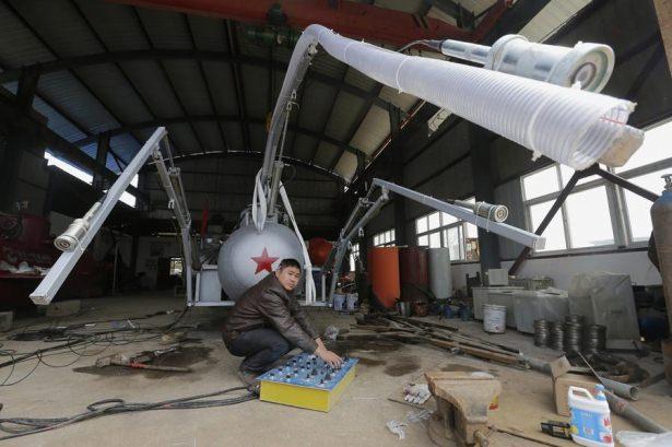 <p>Çin’in Hubei Bölgesi’ndeki bir dağın yamacında yaşayan Zhang Wuyi isimli adam, kendi atölyesinde mini bir denizaltı geliştirdi. İlgi alanı bilimsel icatlar olan Wuyi, denizaltıyla gölde yaptığı ilk testinde başarılı oldu. Yaklaşık 4 metre uzunluğunda ve 2 metre yüksekliğindeki “Shuguang Hao” isimli denizaltı, suyun 20 metre altında saatte 20 kilometre hızla yaklaşık 10 saat aralıksız gidebiliyor. Mesleği çiftçilik olan Wuyi, şimdiden bir sipariş aldığını ifade etti.</p>
<p> </p>